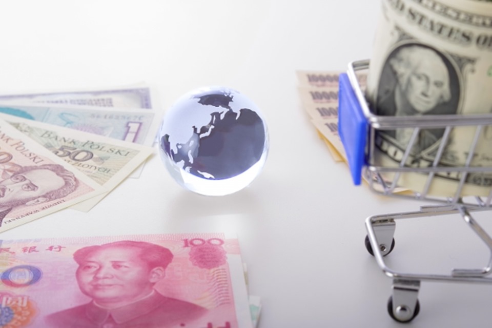 ガラスの地球儀と中国元、円、ドルおよびカート