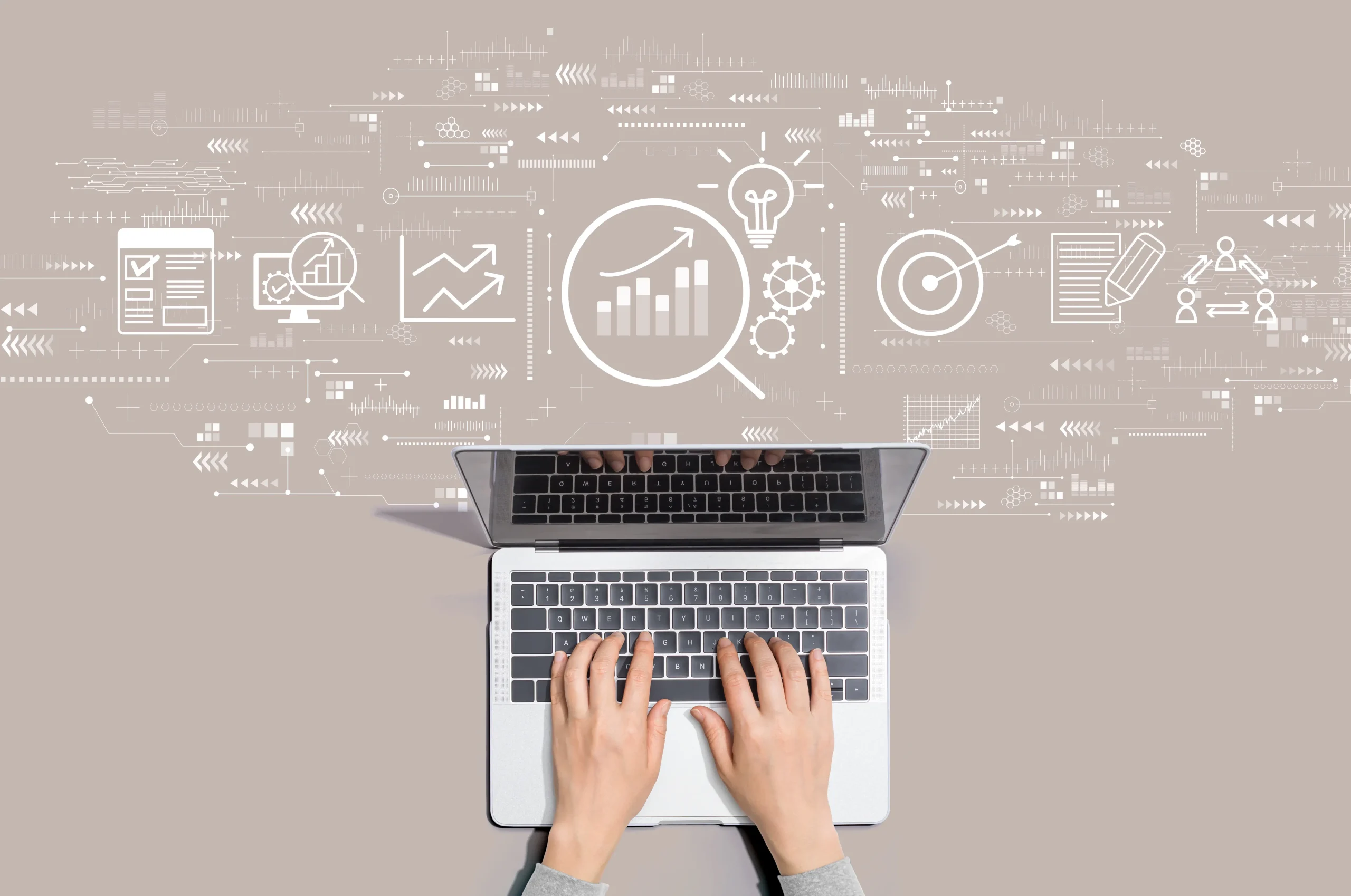 パソコンを操作する男性の手