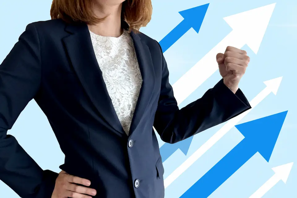 ビジネスウーマンがガッツポーズし、上昇をしめす矢印