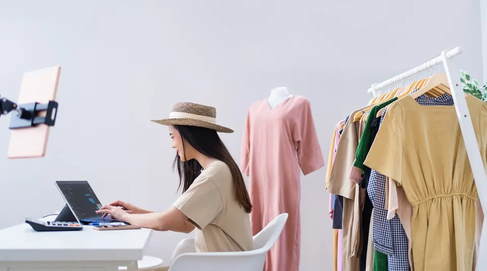 スーツ姿の男性のガッツポーズ