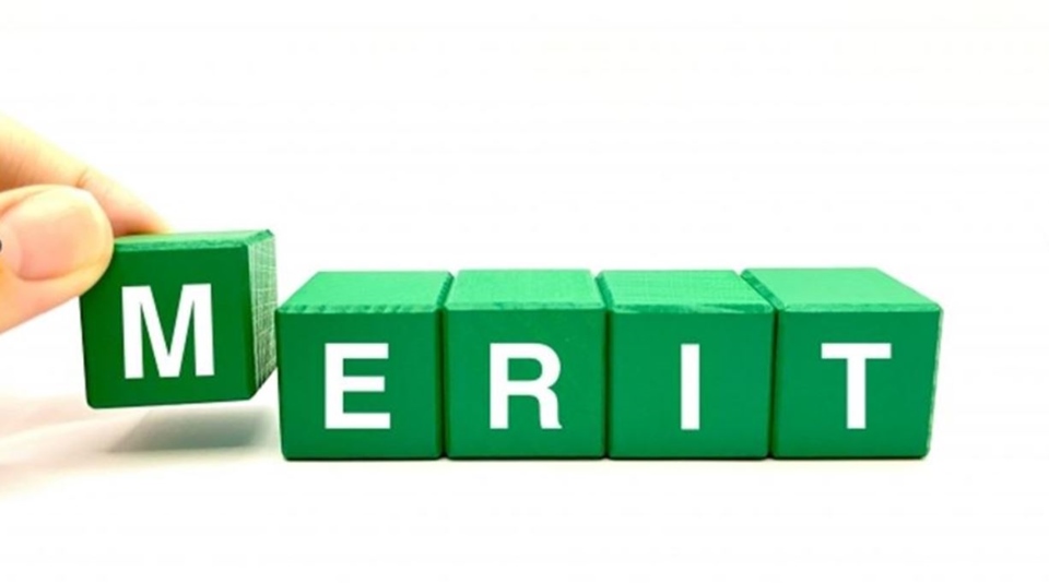 レッドカードを見上げる男女8名