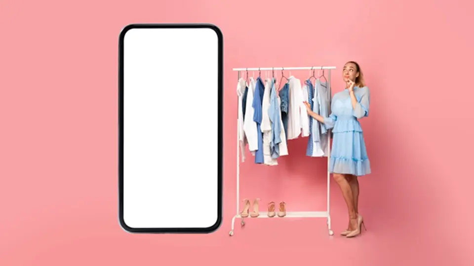スマホとハンガーにかかった衣装と女性