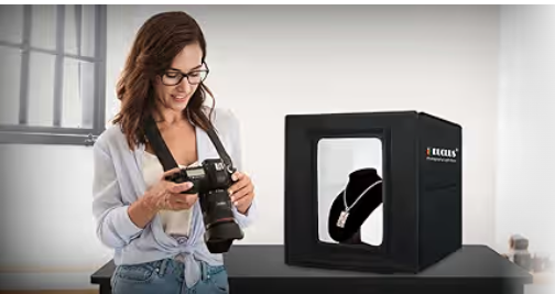 カメラを手にする女性と撮影ボックス