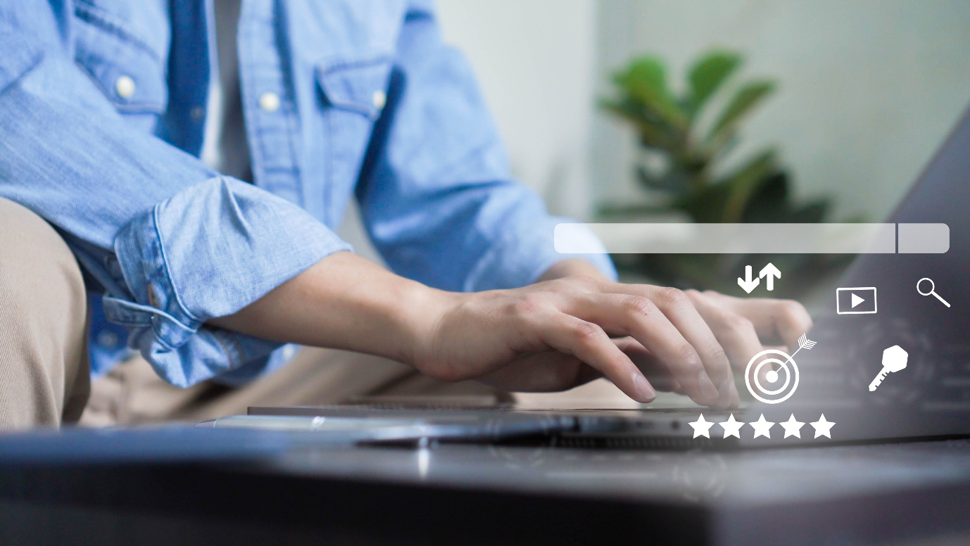 PCにデータをインプットする男性