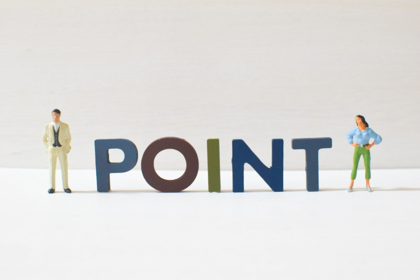 POINTの文字と、その両端に建つ男女