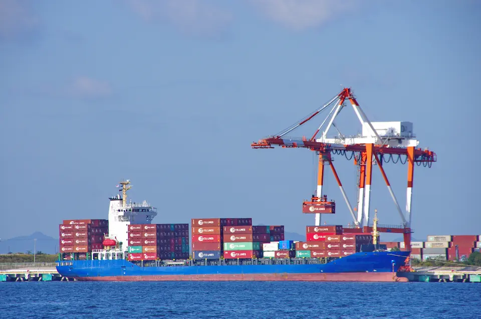 貨物船からコンテナを下す画像