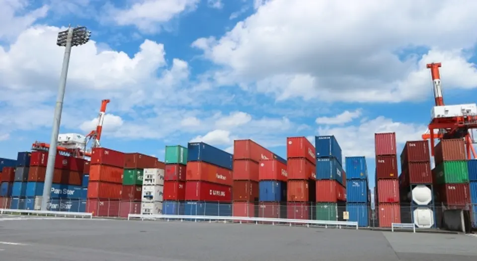 コンテナヤードとコンテナ