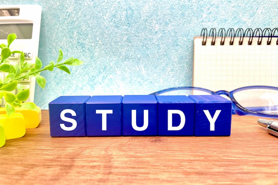 青い５つの立方体に書かれた、STUDYの文字