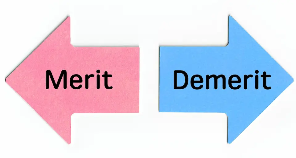左向きピンク矢印にMERIT,右向き青矢印にDEMERITの文字