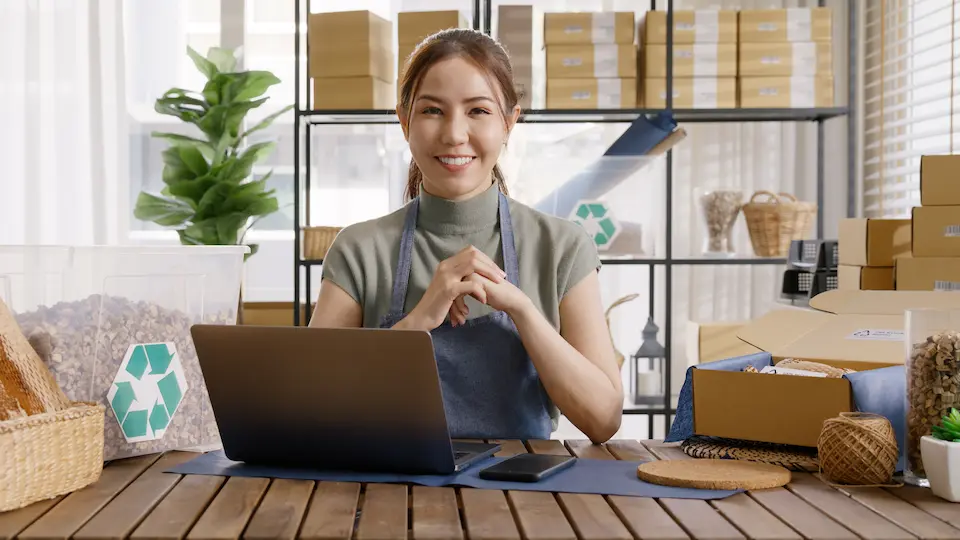 ＰＣと商品とほほ笑む女性