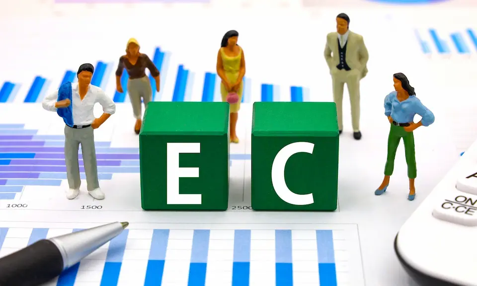 データー分析のイメージイラストの上に立つ5人のビジネスパーソンとECの文字が書かれた積み木