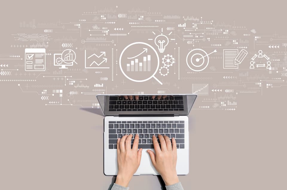 PCを操作するイメージイラスト