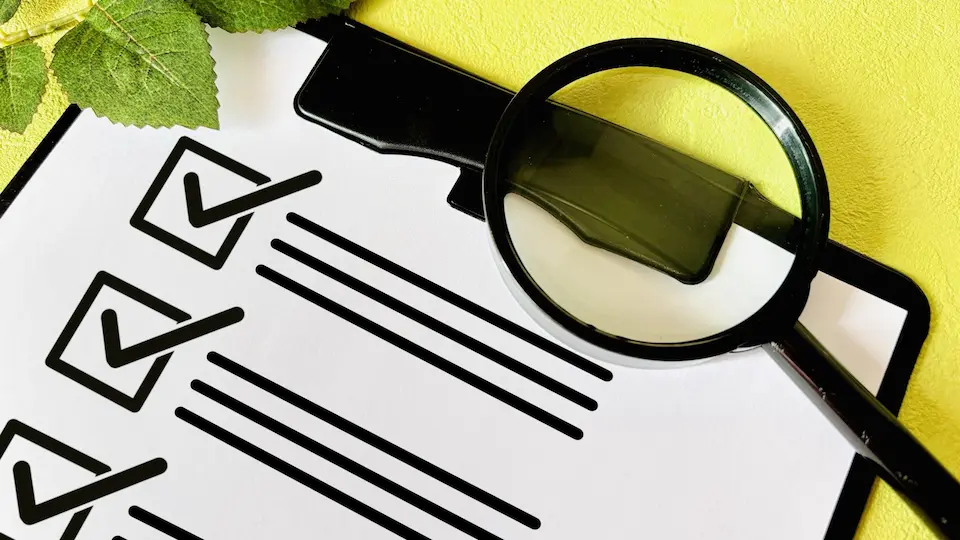 チェックリストと虫メガネ