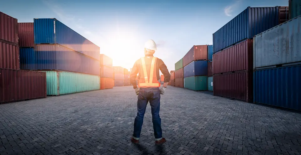 コンテナヤードと従業員