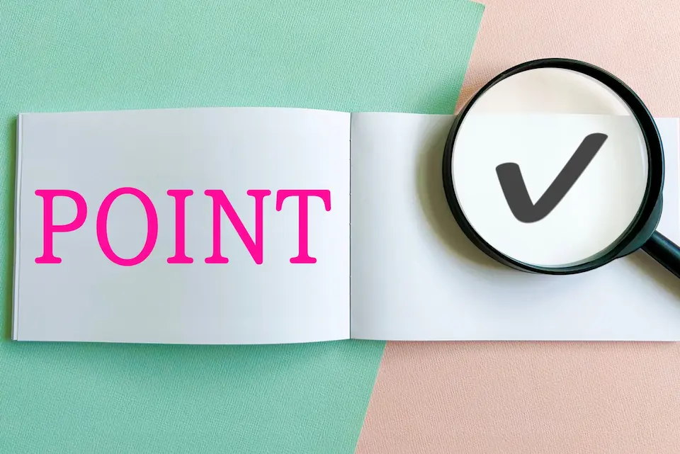 ポイントの文字、虫眼鏡、ノート