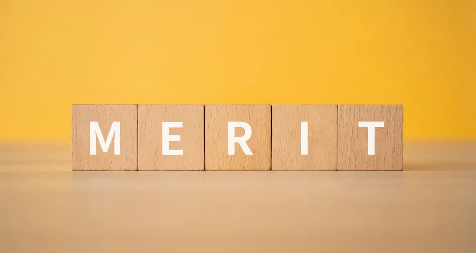 オレンジの背景にMERITの文字が書かれた積み木