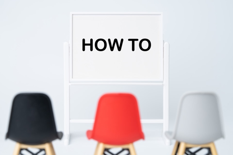 掲示板にHOW TO の文字と３つの椅子