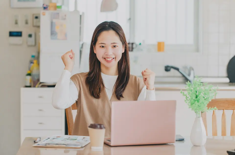 在宅副業をする女性のイメージ画像
