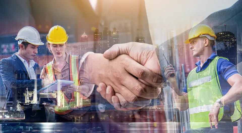 コンテナヤードの作業員とビジネスマン