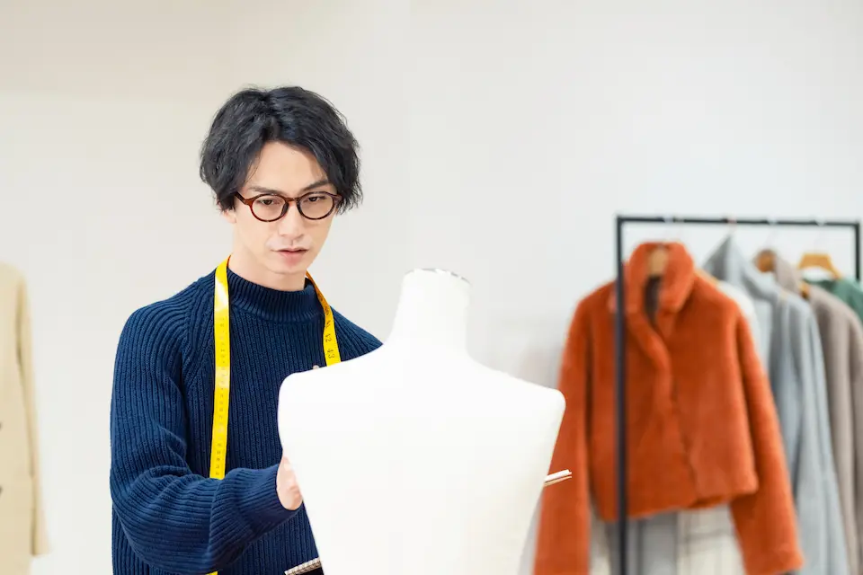 アパレル人形とその前に立つ男性