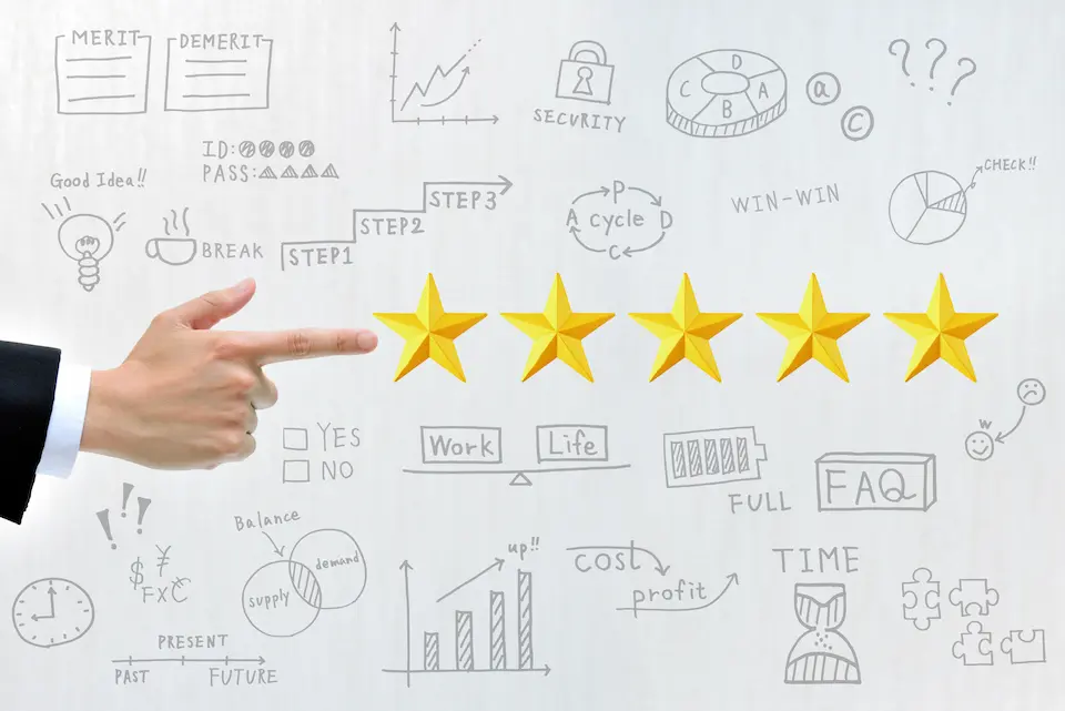 星印を指さす男性の手