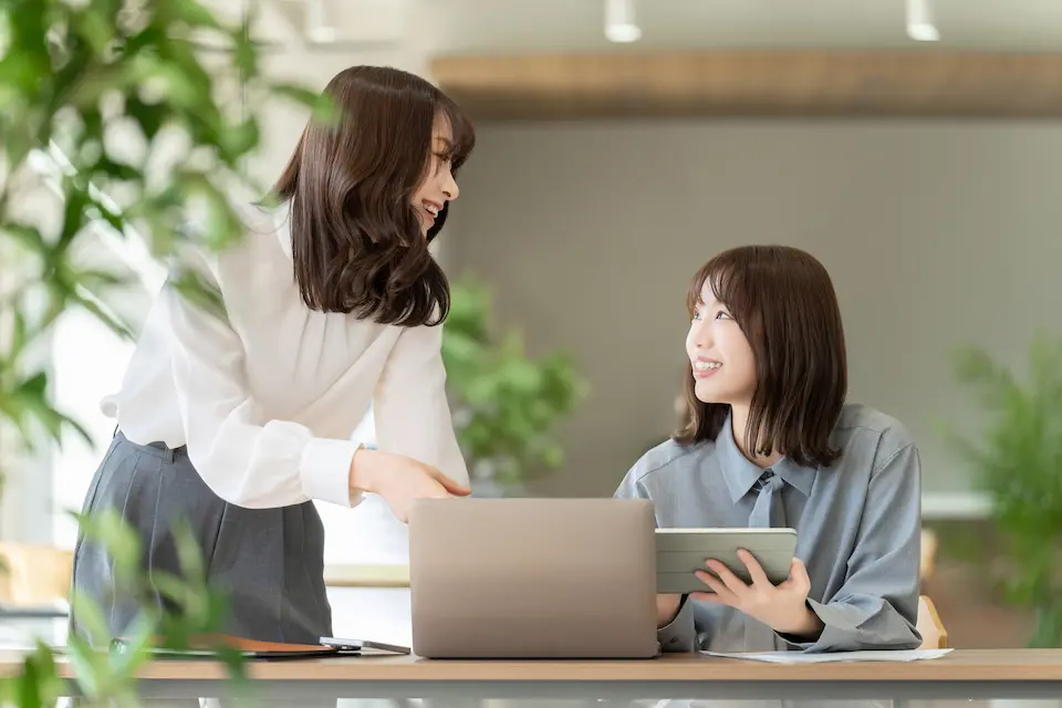 PCの前の二人の女性